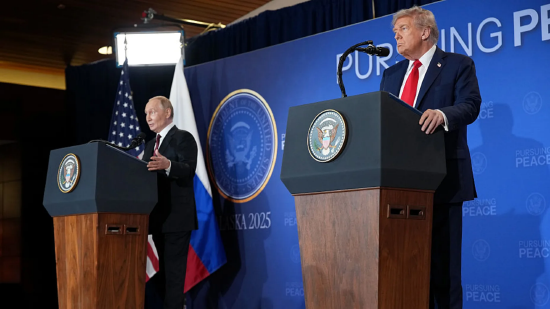 美国总统唐纳德・特朗普（右）与俄罗斯总统弗拉基米尔・普京举行新闻发布会。
